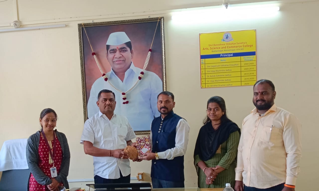 समाजाभिमुख कार्य करून इतरांच्याही जगण्यावर प्रेम करायला शिकावे - व्याख्याते विक्रम अवचिते.