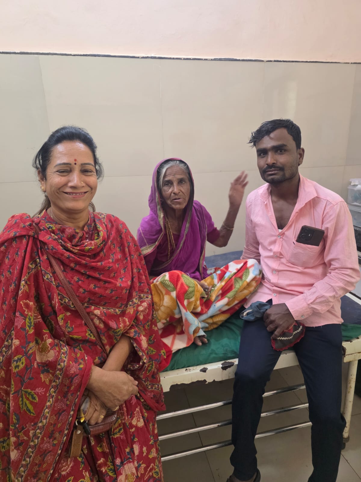 १५ दिवसांपासून भरकटलेल्या मनोरुग्ण वृद्ध महिलेला अखेर कुटुंबाचा आधार!