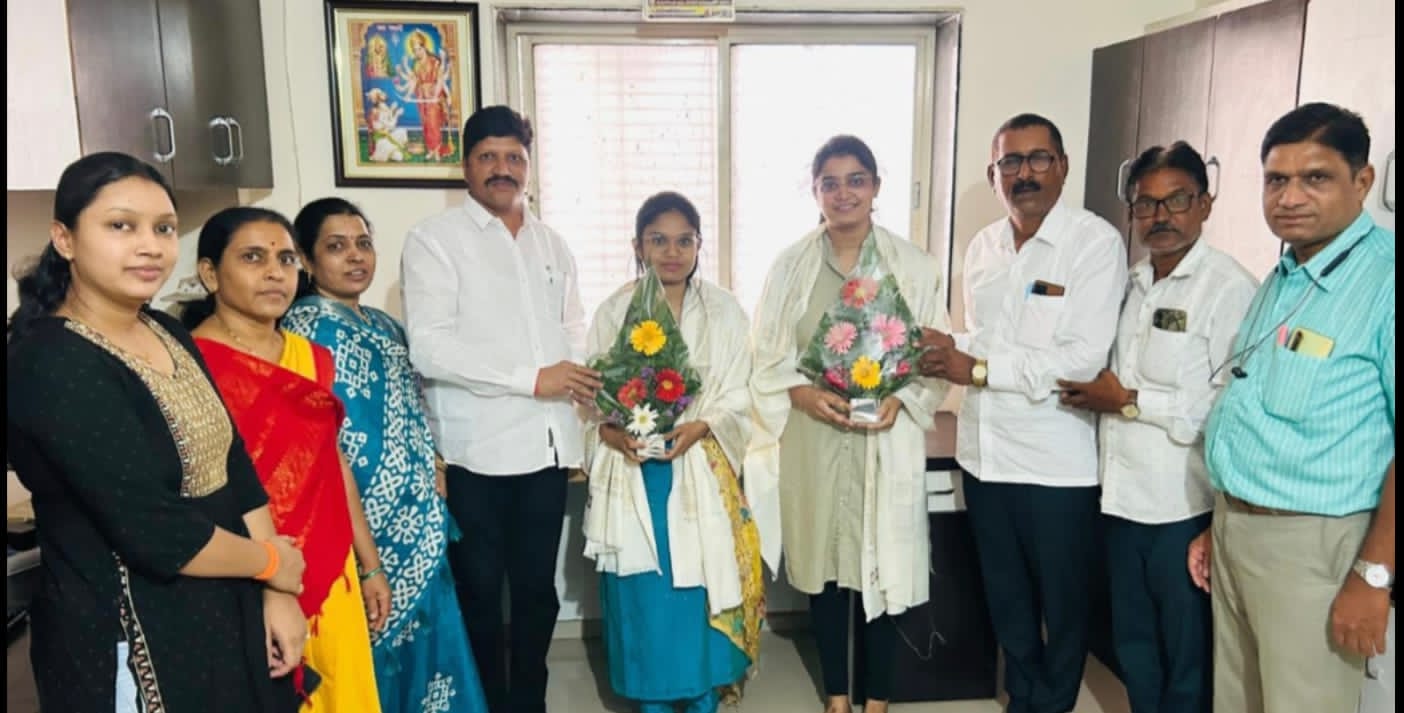 एमबीबीएस उत्तीर्ण विद्यार्थिनींचा राजमाता जिजाऊ नागरी पतसंस्थेकडून गौरव
