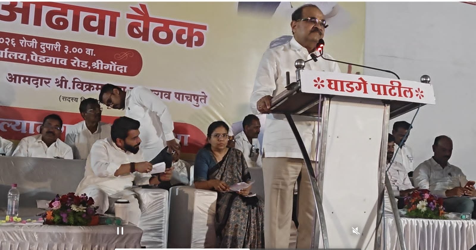 पालकमंत्री राधाकृष्ण विखे यांनी जनतेचे प्रश्न जाणून घेत कुकडी,घोड च्या अधिकाऱ्यांना खडसावले!