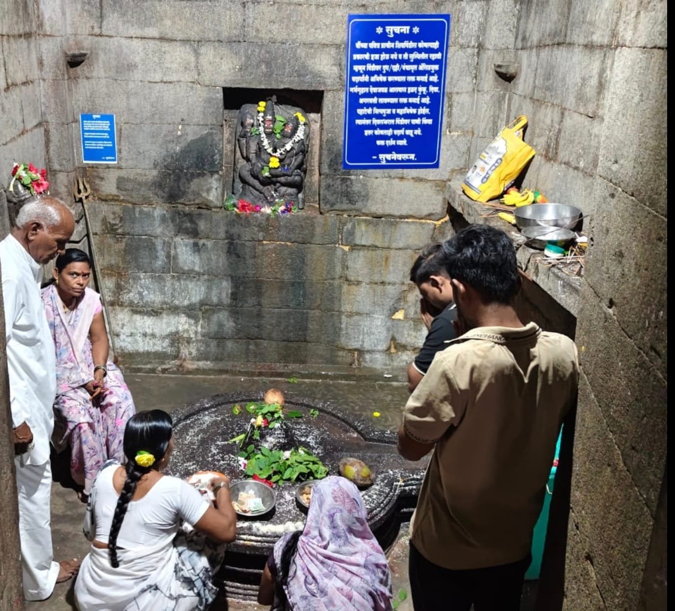 लिंपणगावच्या सिद्धेश्वर मंदिरात पहिल्या श्रावणी सोमवार निमित्त भाविकांची गर्दी..